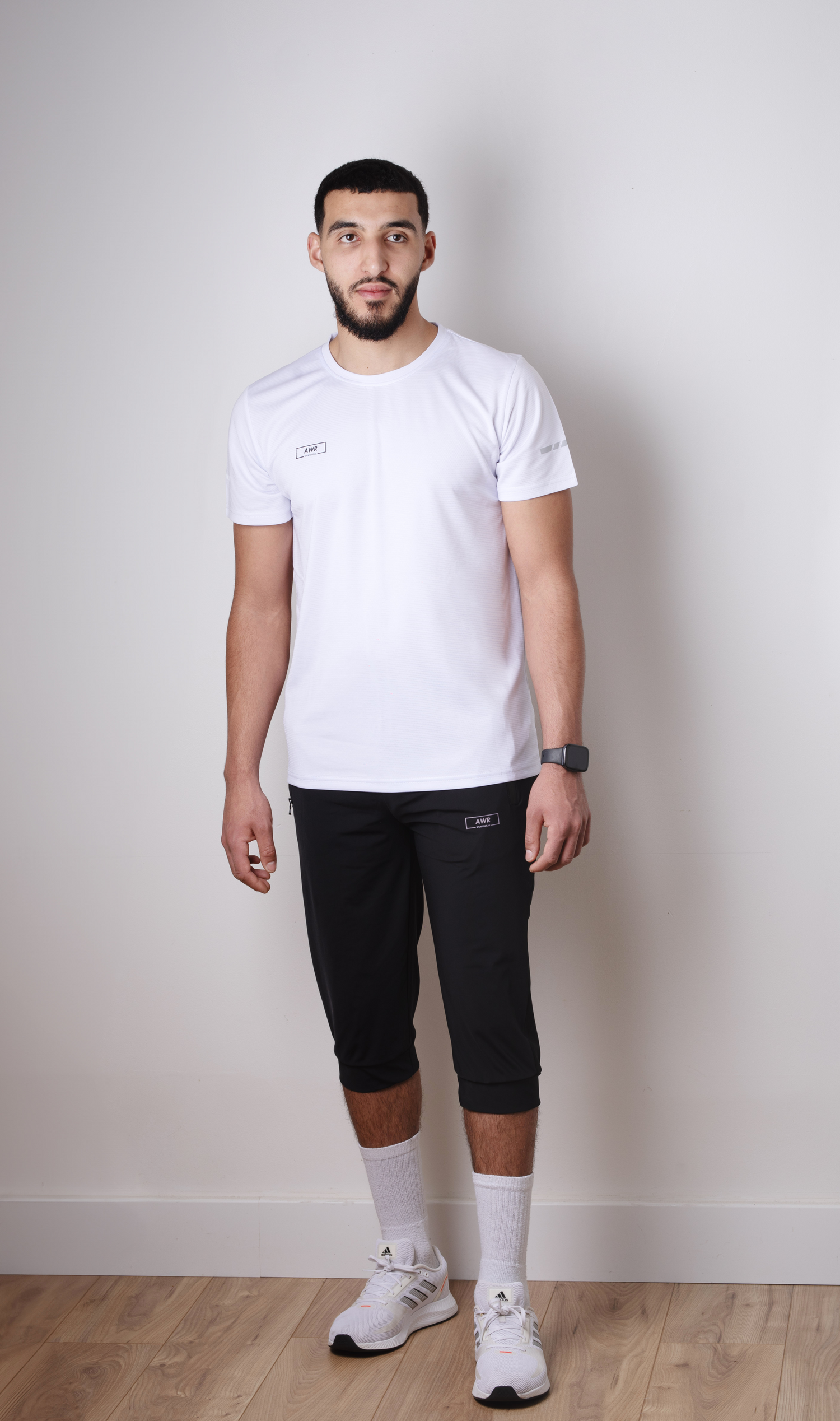 Ensemble AWR Sportswear — Allier sport, style et pudeur en toute simplicité

L’ensemble AWR de AWR Sportswear a été pensé pour tous ceux qui souhaitent faire du sport tout en respectant pleinement leur pudeur islamique. Conçu pour couvrir correctement la awra, il offre une coupe ample, moderne et adaptée à tous les types d’activités physiques.

Que ce soit pour la musculation, le running, les sports collectifs ou tout autre entraînement, l'ensemble AWR assure confort, respirabilité et liberté de mouvement. 