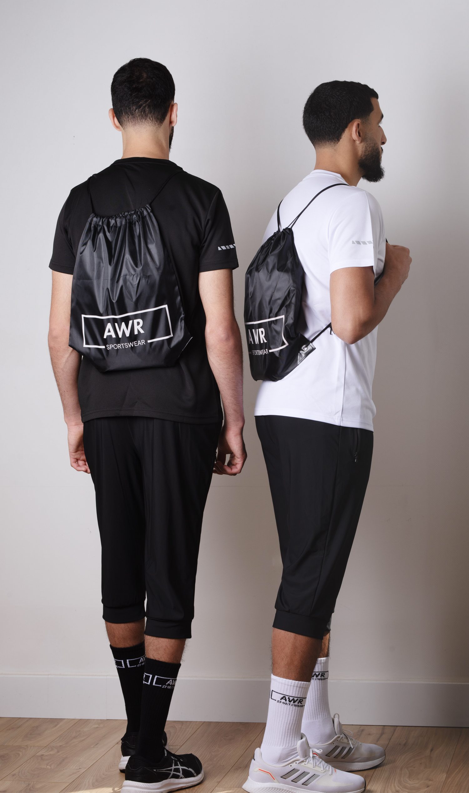 ESac AWR Sportswear — Transportez vos essentiels avec style et pudeur

Pensé pour accompagner votre quotidien sportif, le sac AWR de AWR Sportswear est l'accessoire idéal pour transporter votre tenue, vos équipements et tout ce dont vous avez besoin, tout en restant fidèle à vos valeurs. Offert pour l'achat de l'ensemble AWR, ce sac complète parfaitement votre expérience sportive basée sur la pudeur, la performance et le style.

Compact, léger et résistant, le sac AWR est conçu pour répondre aux besoins des